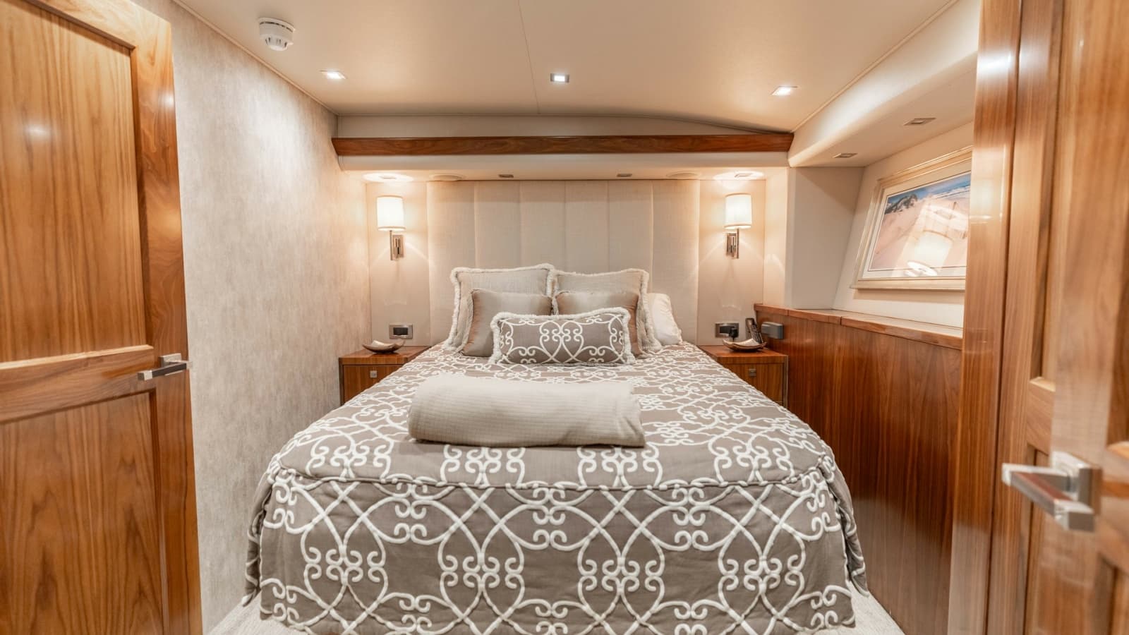 2016 Viking 80 Convertible - Photo 19