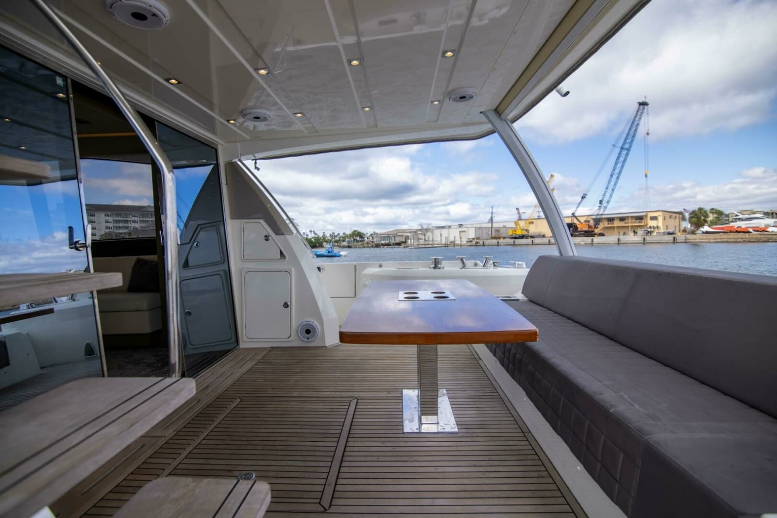 2018 Prestige 680 Flybridge - Photo 33