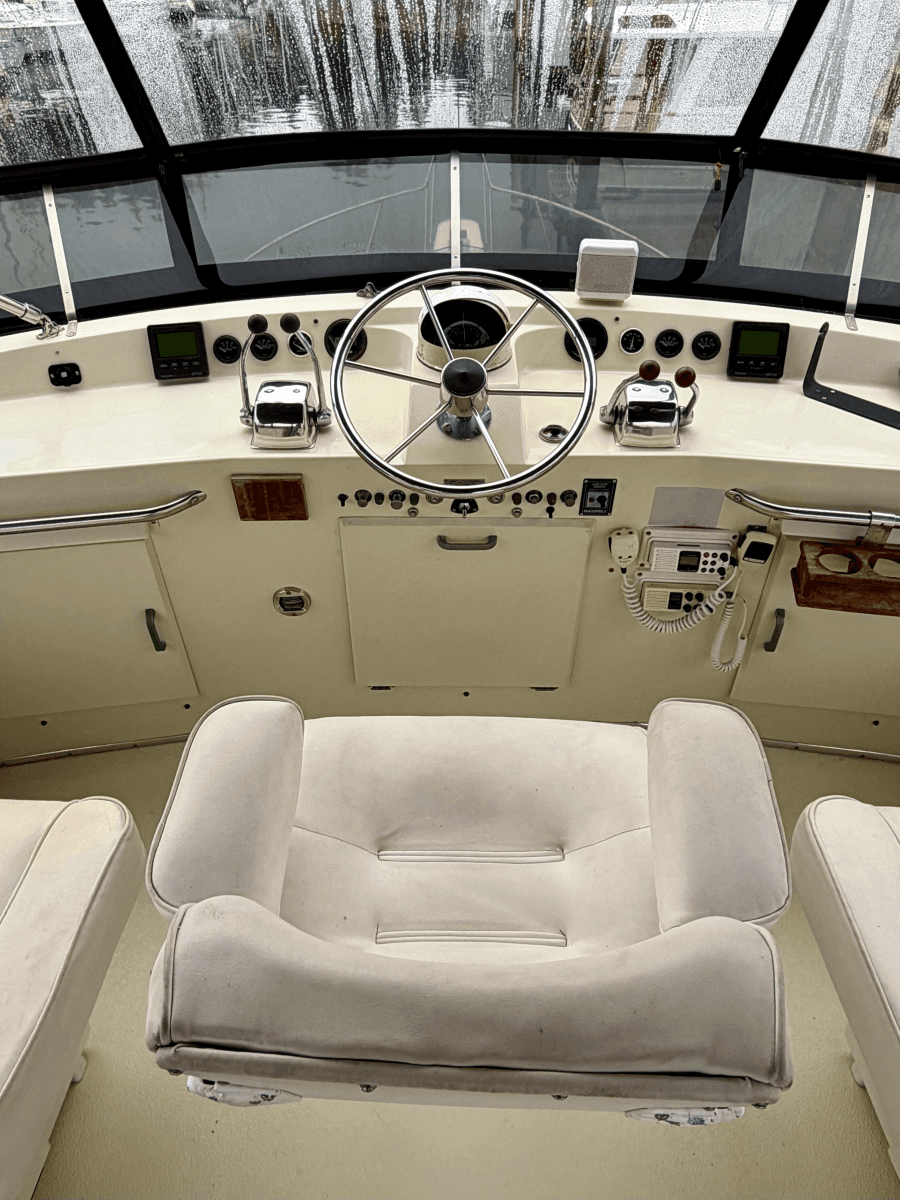 1982 Tollycraft 37 Sedan - Photo 11