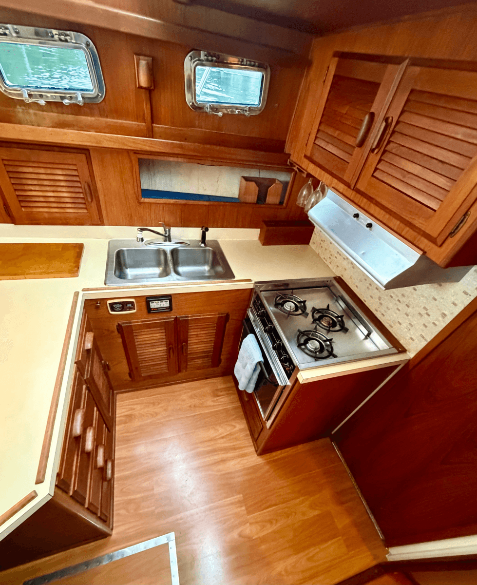 1982 Tollycraft 37 Sedan - Photo 16