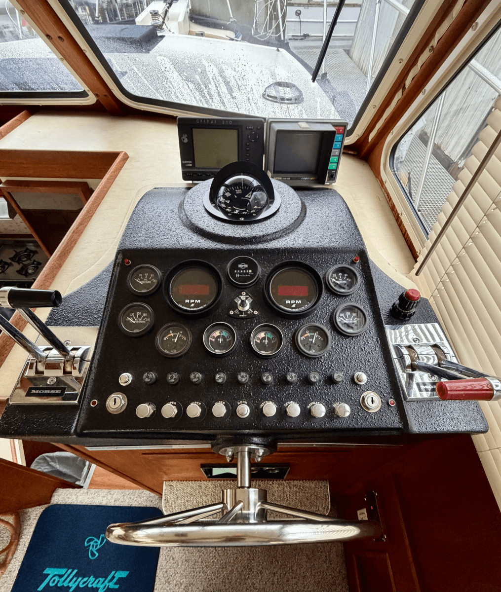 1982 Tollycraft 37 Sedan - Photo 15