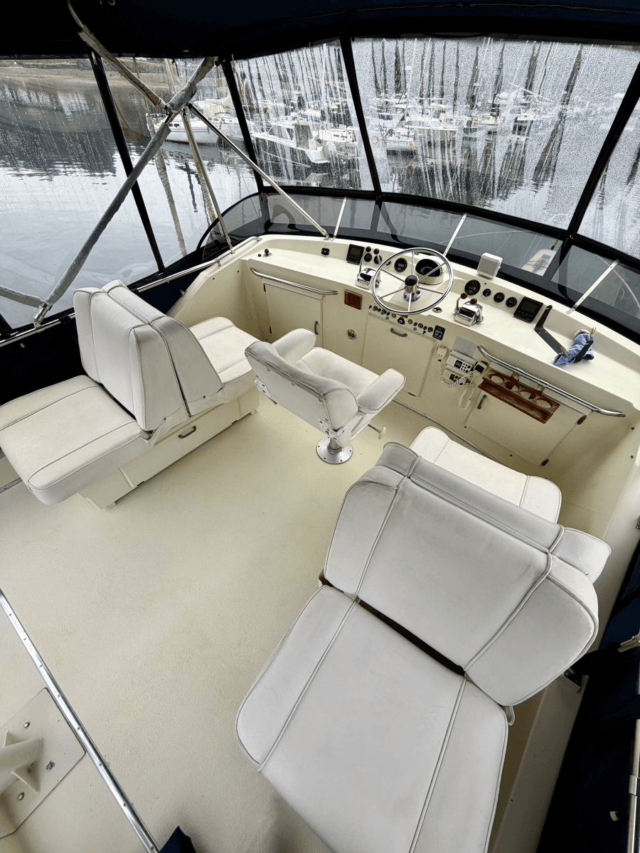 1982 Tollycraft 37 Sedan - Photo 9