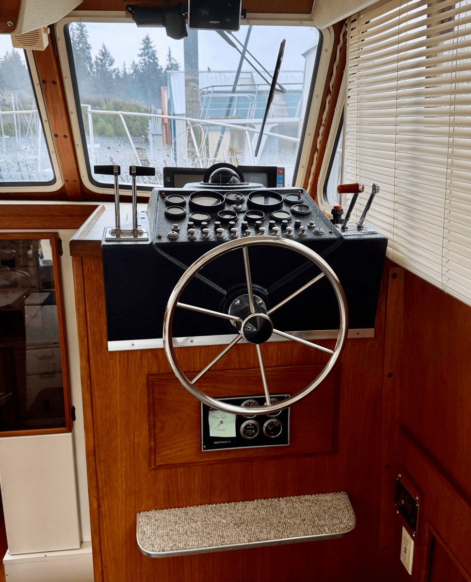 1982 Tollycraft 37 Sedan - Photo 14