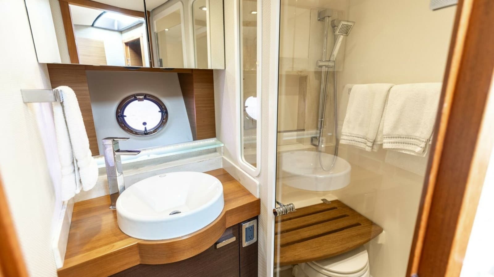 2015 Tiara Yachts 44 Coupe - Photo 35