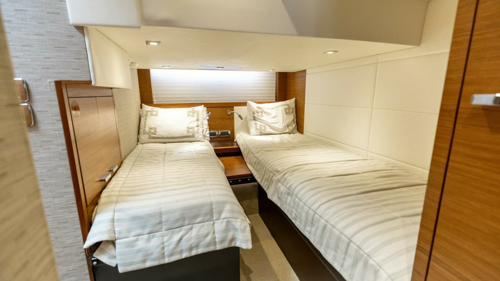 2015 Tiara Yachts 44 Coupe - Photo 29