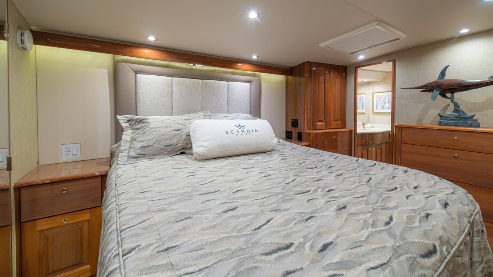 2005 Viking 61 Convertible - Photo 33