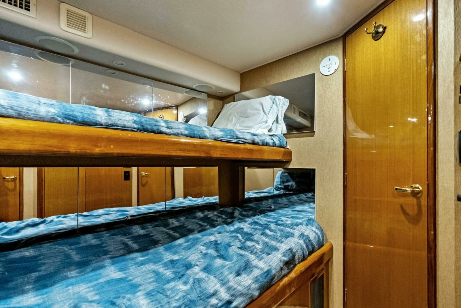 2002 Viking 65 Convertible - Photo 44
