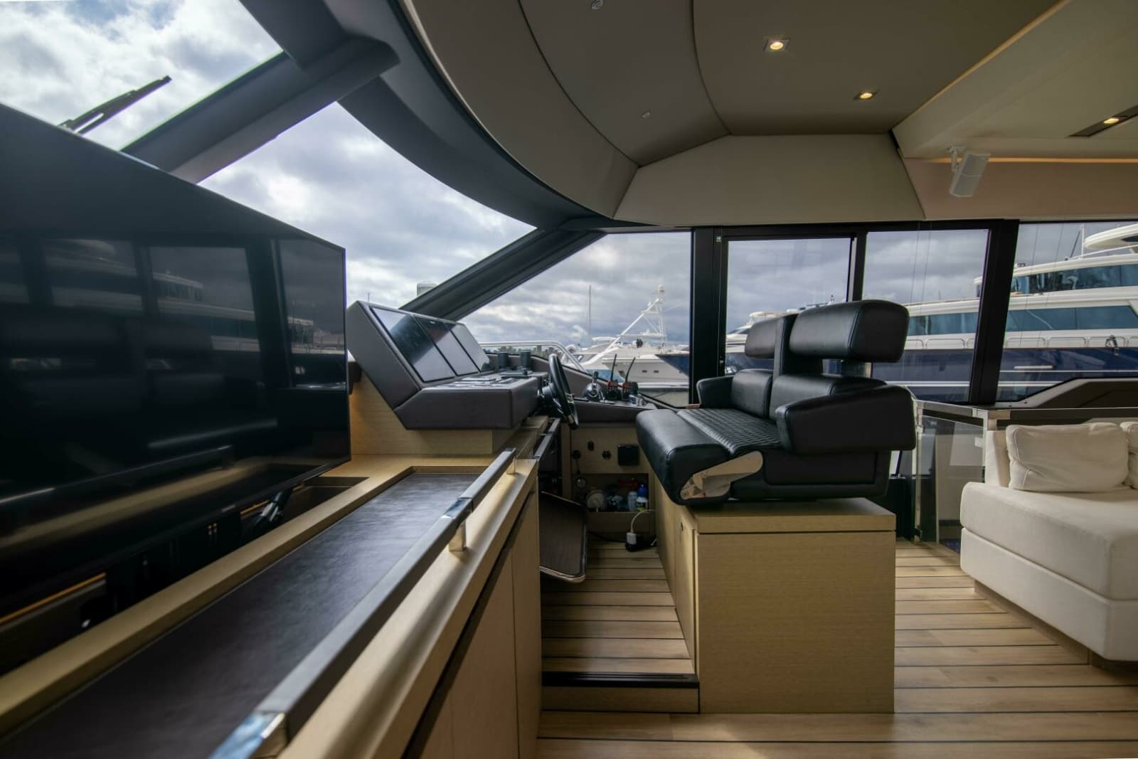 2018 Prestige 680 Flybridge - Photo 15