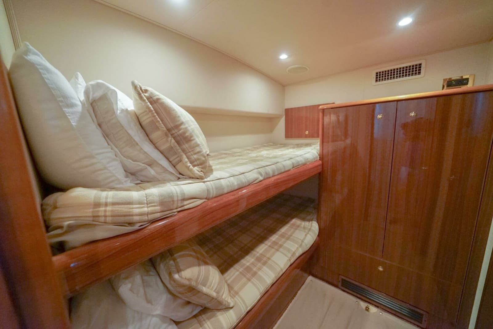 2007 Viking 45 Convertible - Photo 18
