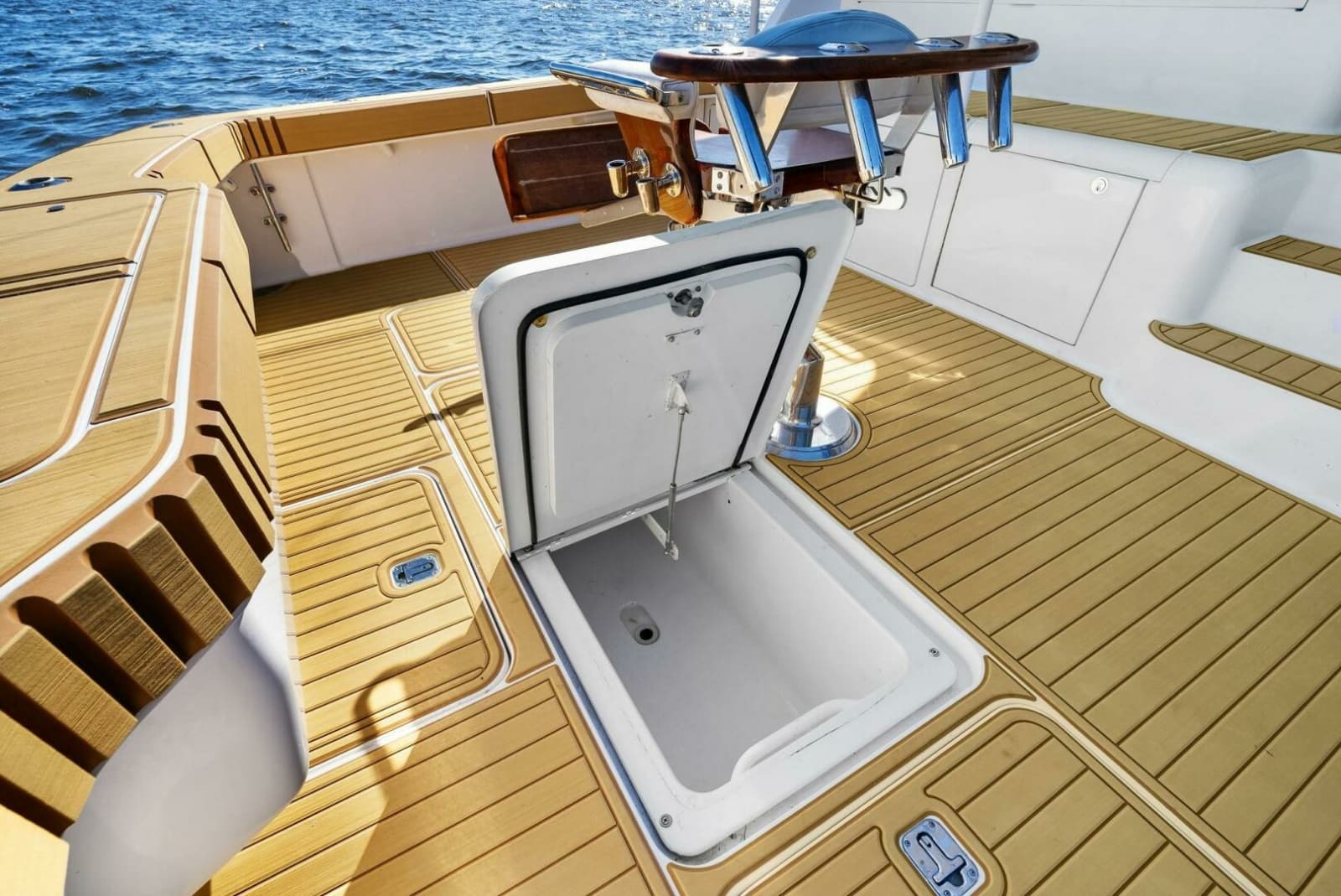 2002 Viking 65 Convertible - Photo 22