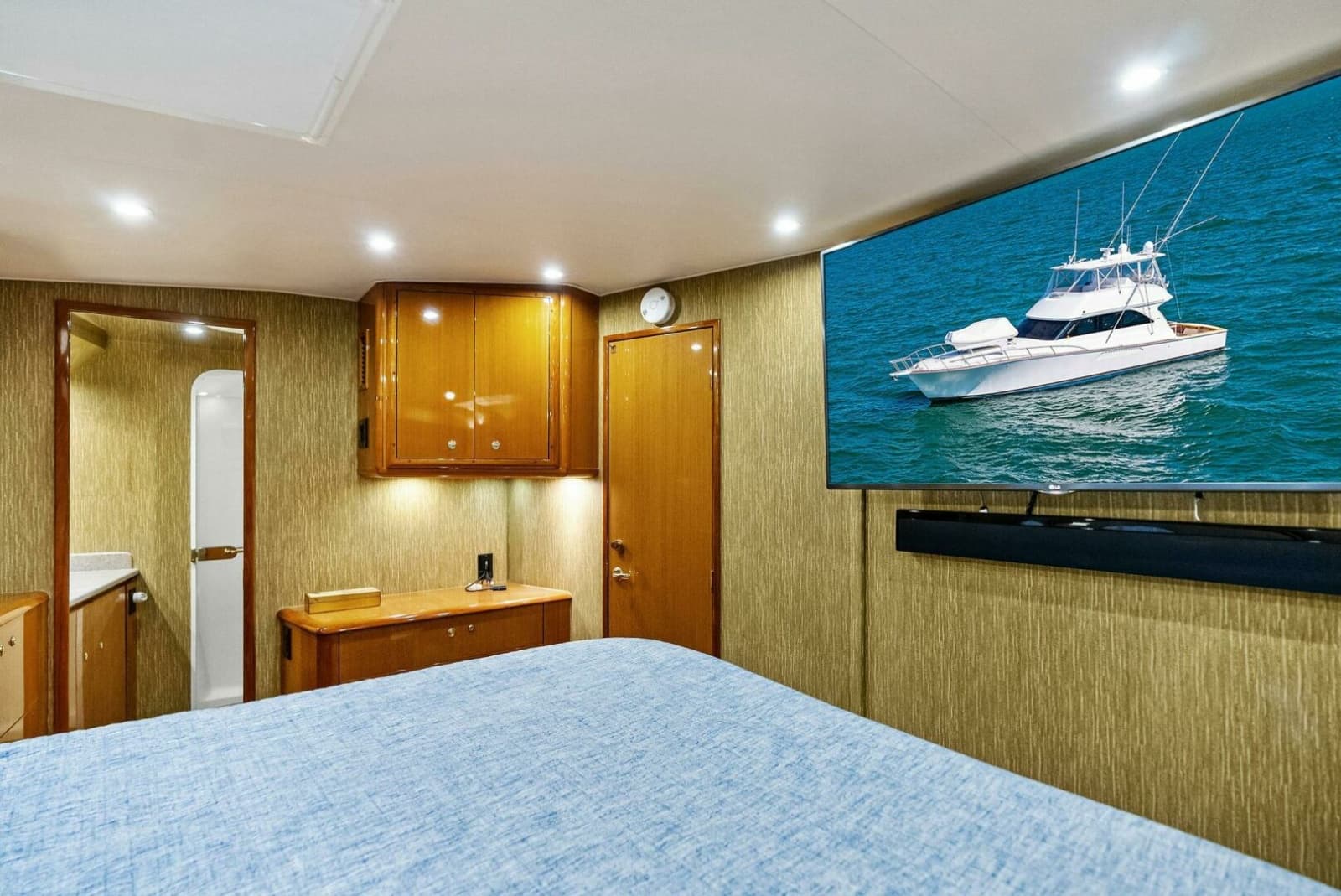 2002 Viking 65 Convertible - Photo 31