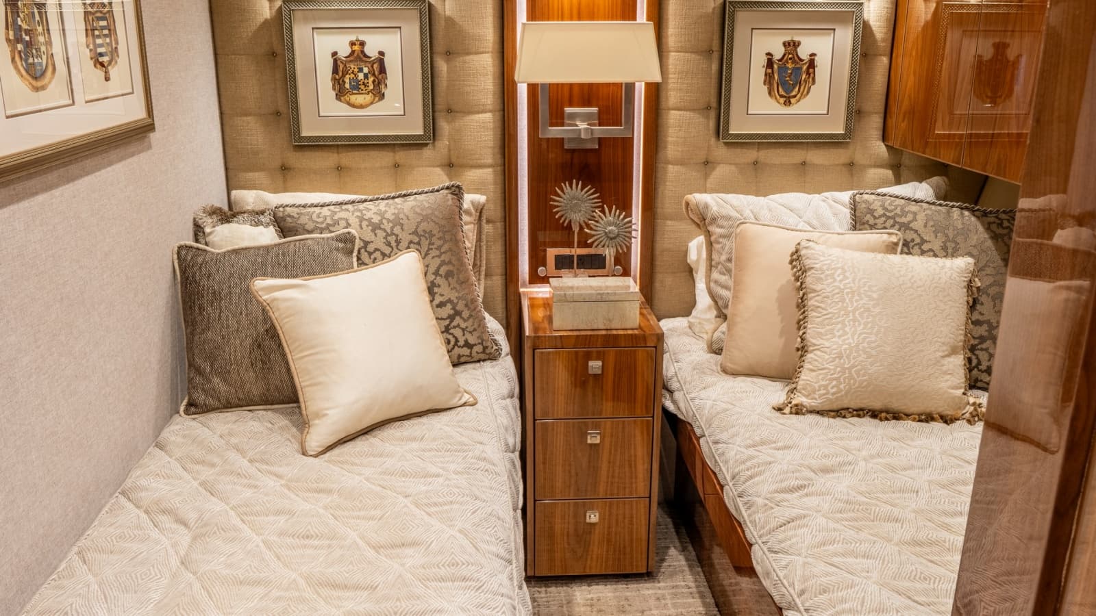 2020 Viking 92 Skybridge - Photo 21