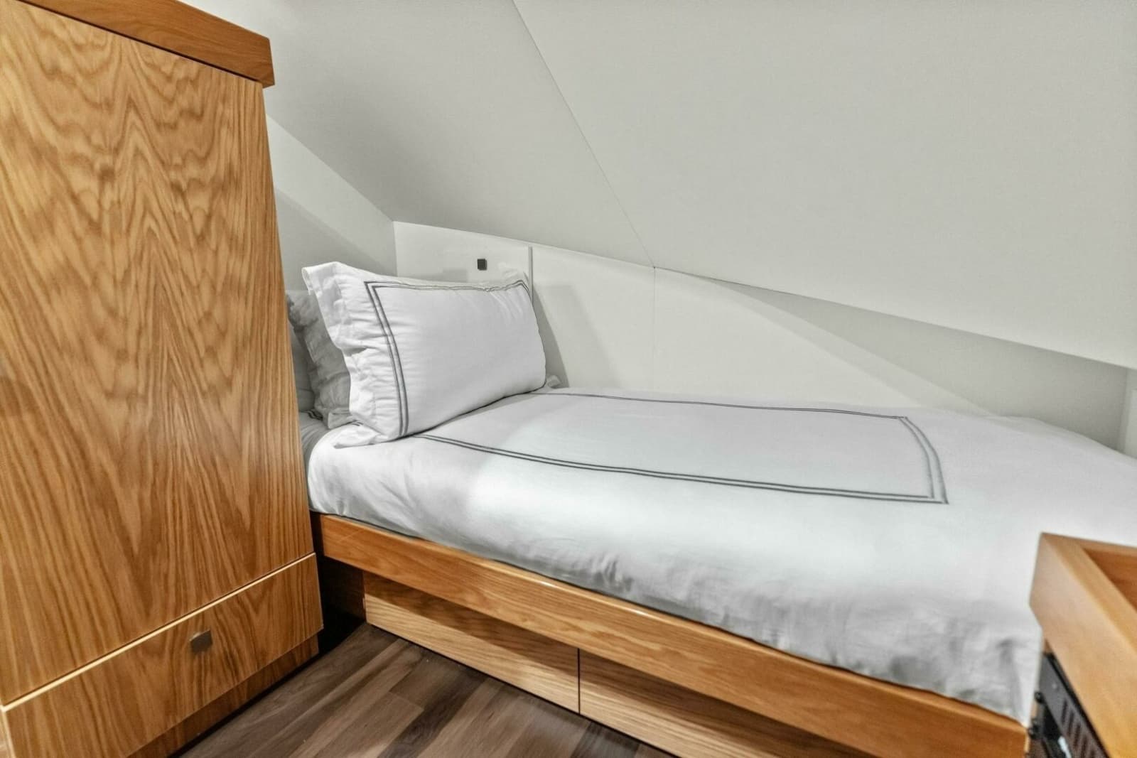 2026 Viking 82 Convertible - Photo 63