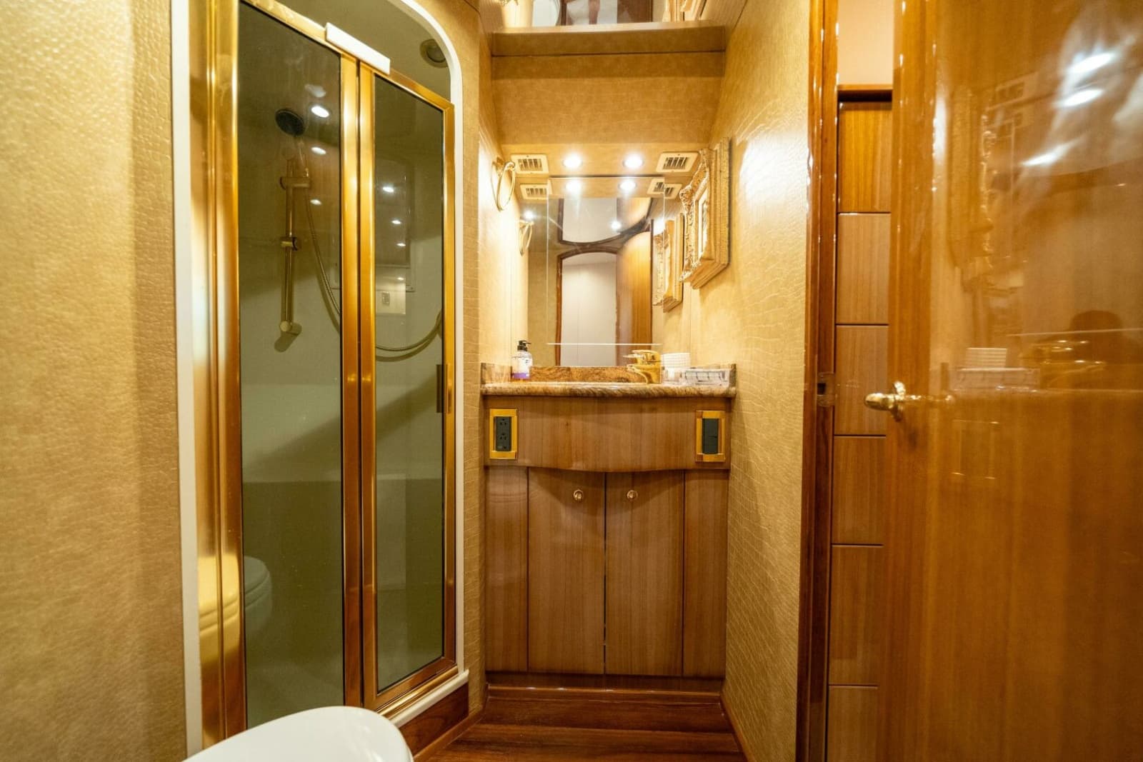 2006 Viking 68 Convertible - Photo 51