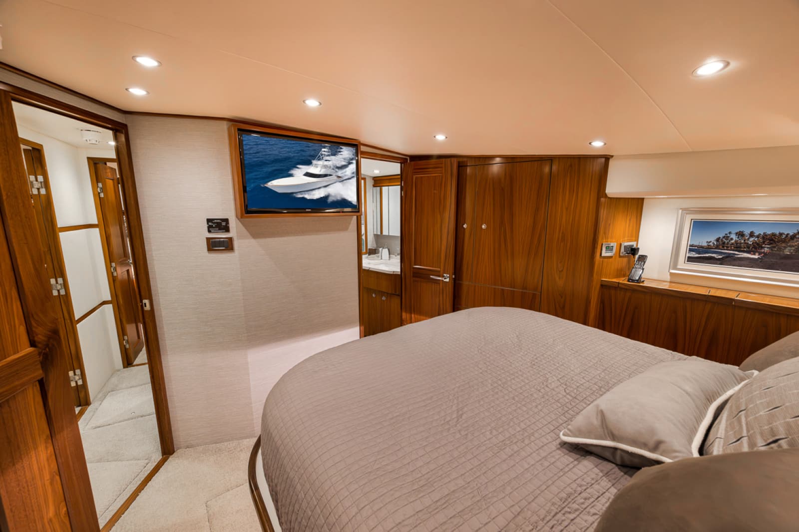 2020 Viking 68 Convertible - Photo 17