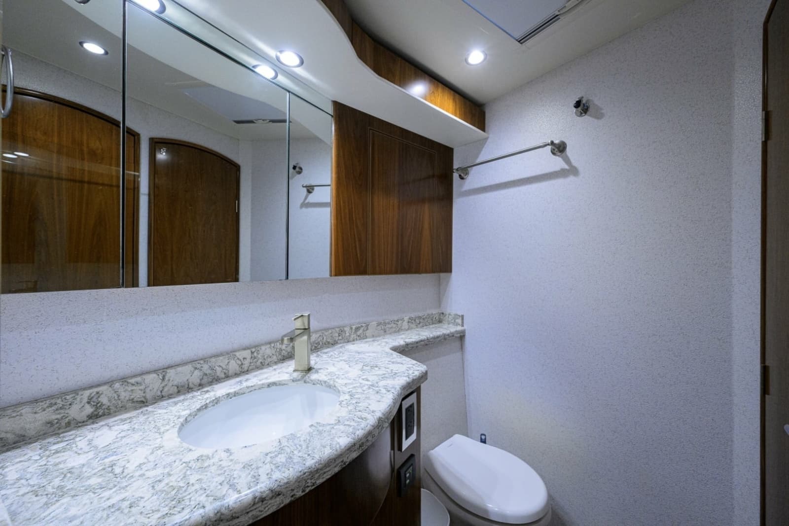 2021 Viking 58 Convertible - Photo 16