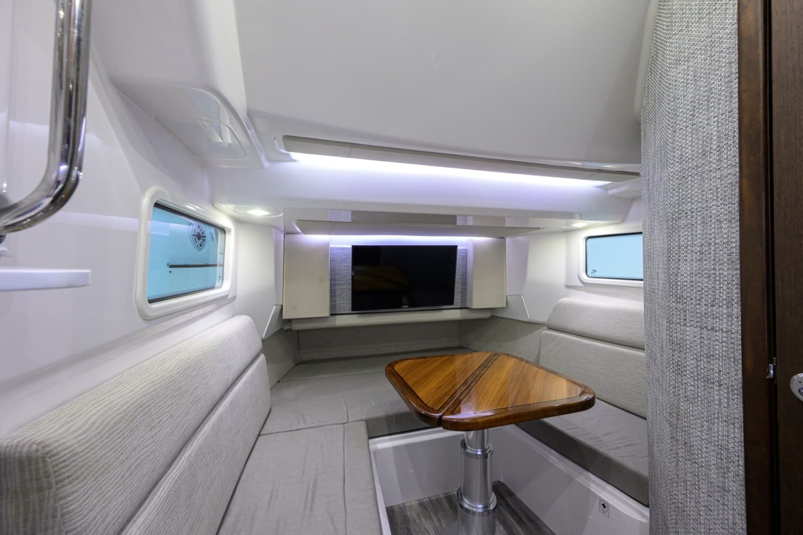 2023 Everglades 455 Center Console - Photo 3