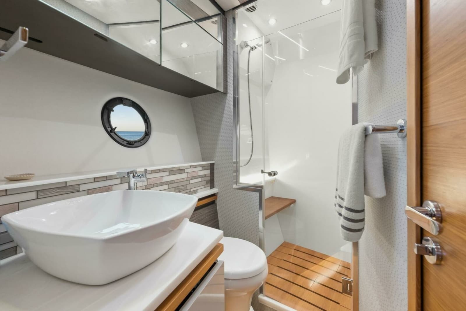 2019 Tiara Yachts C49 Coupe - Photo 47