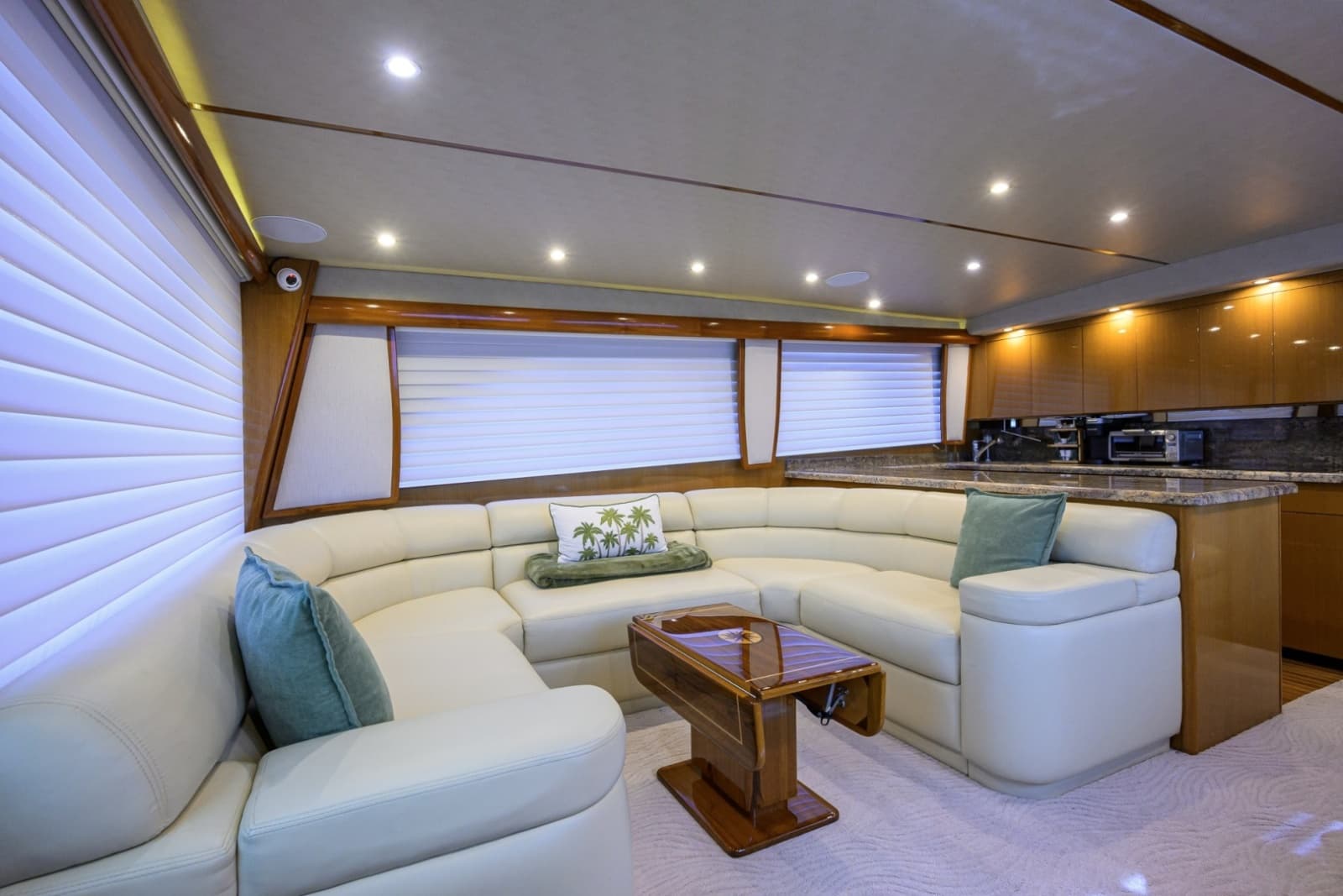 2002 Viking 61 Convertible - Photo 33