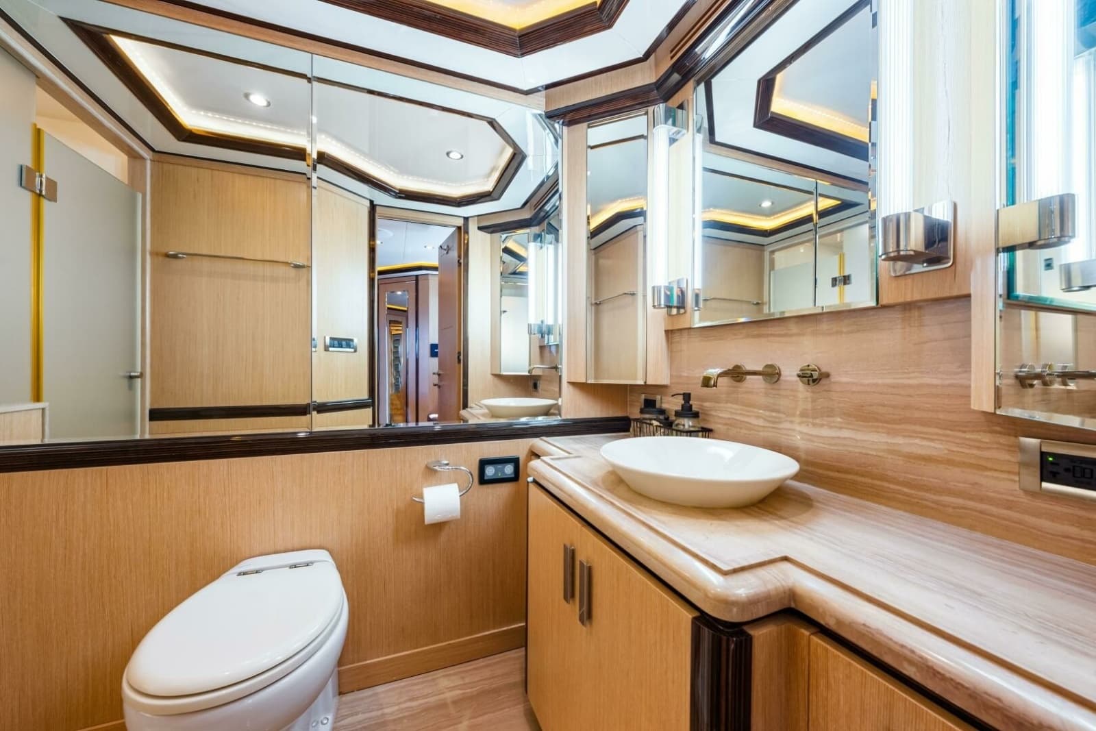 2010 Ocean Alexander 83 Motor Yacht - Photo 35