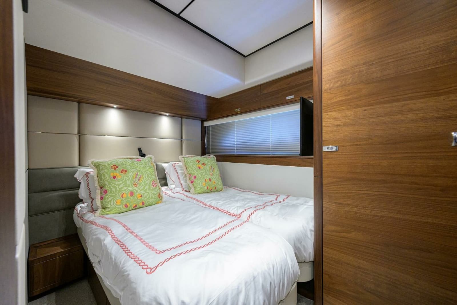 2021 Princess Y78 - Photo 31
