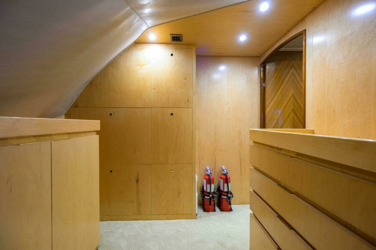 2013 Viking 82 Convertible - Photo 32