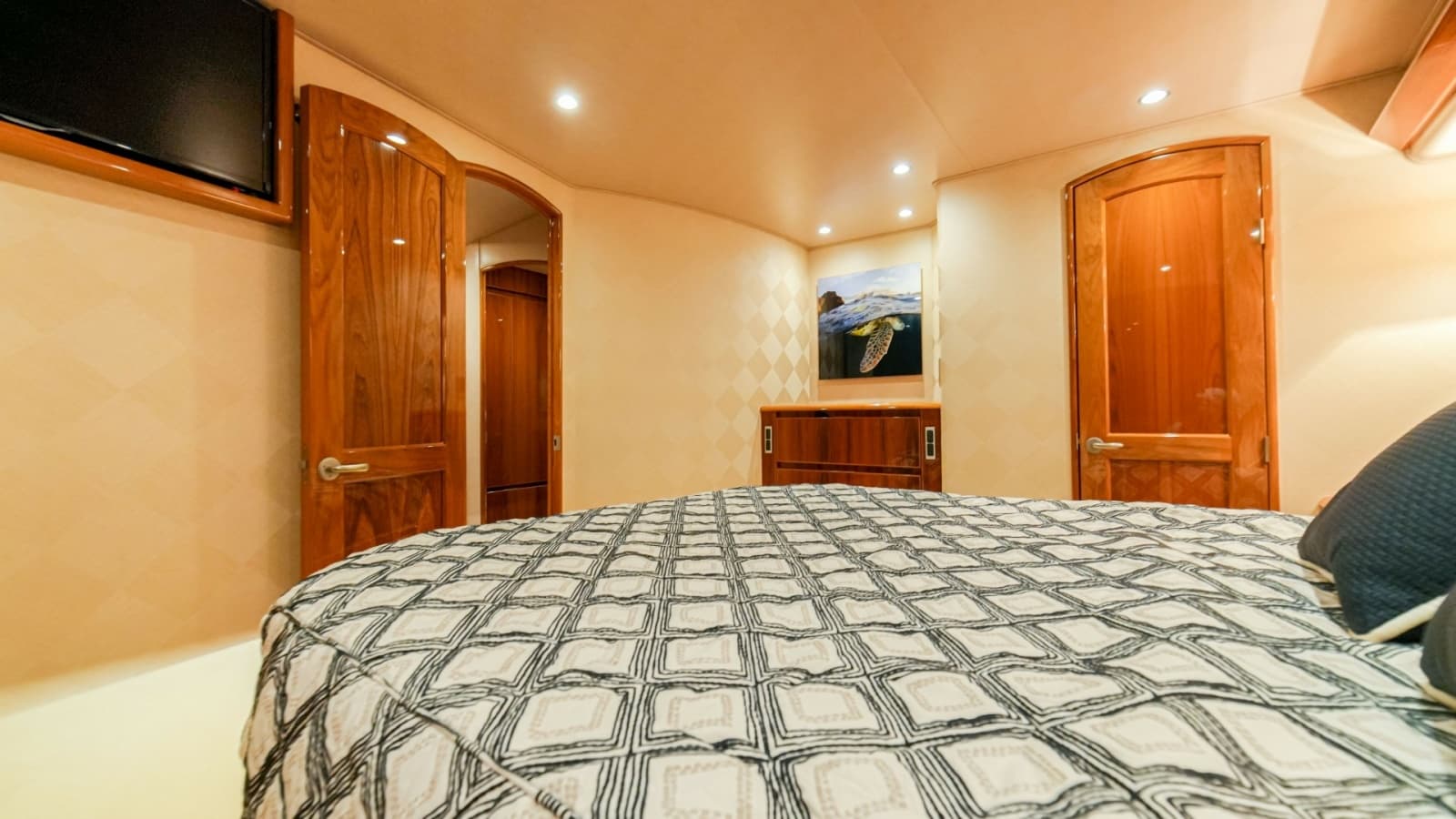 2014 Viking 66 Convertible - Photo 12