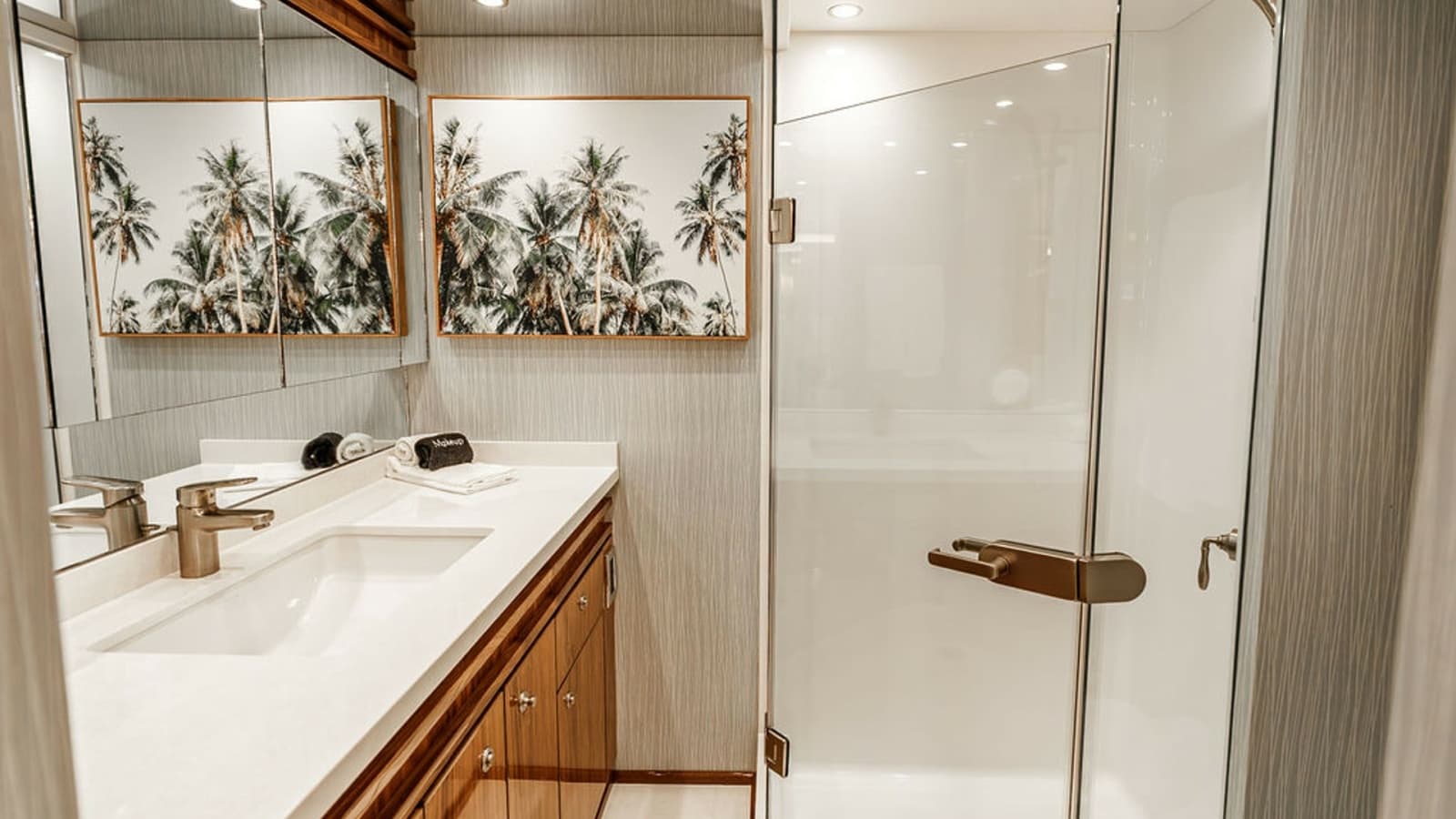 2019 Viking 80 Skybridge - Photo 28