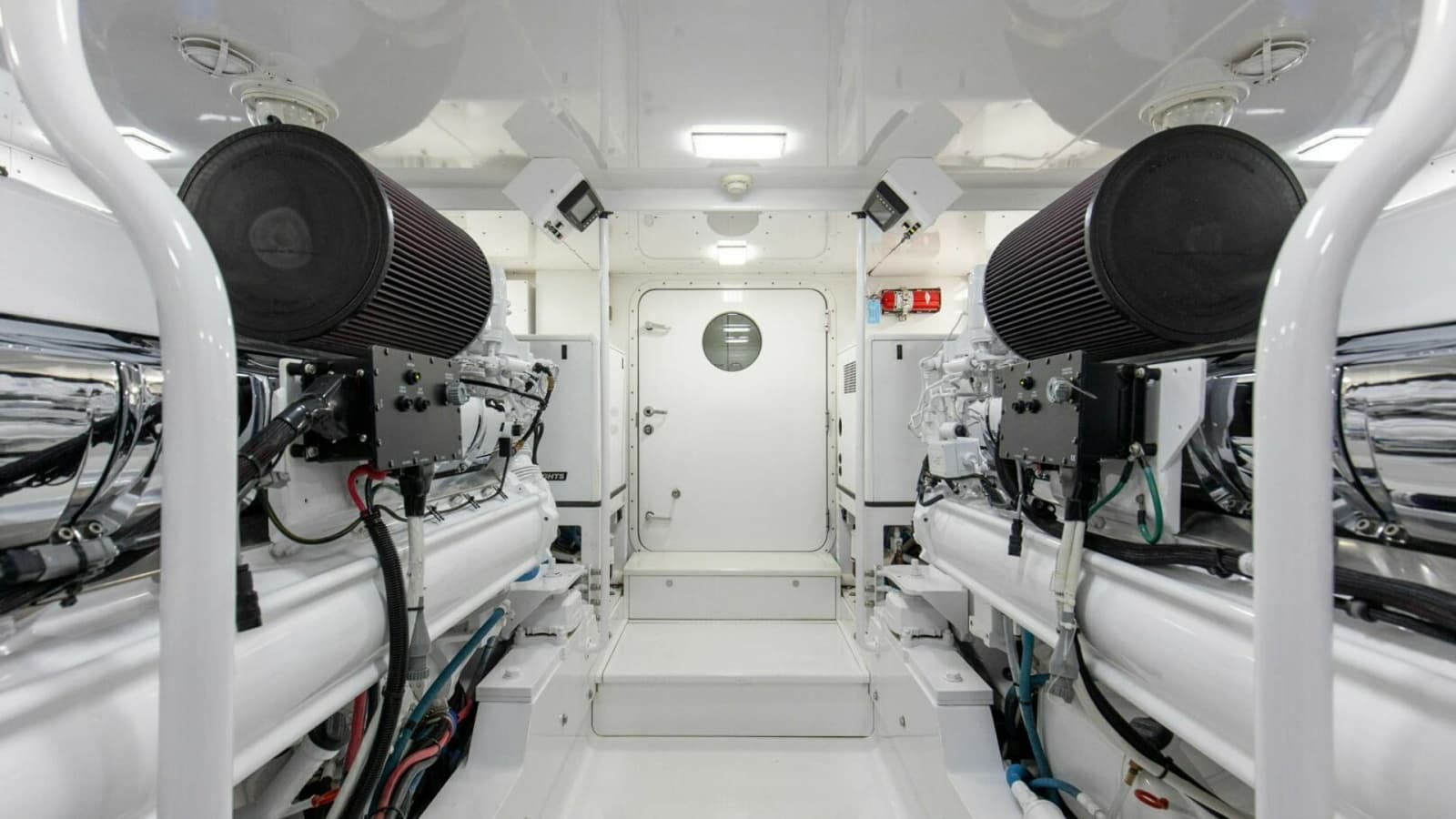 2005 Whiticar 76 Enclosed Bridge - Photo 57