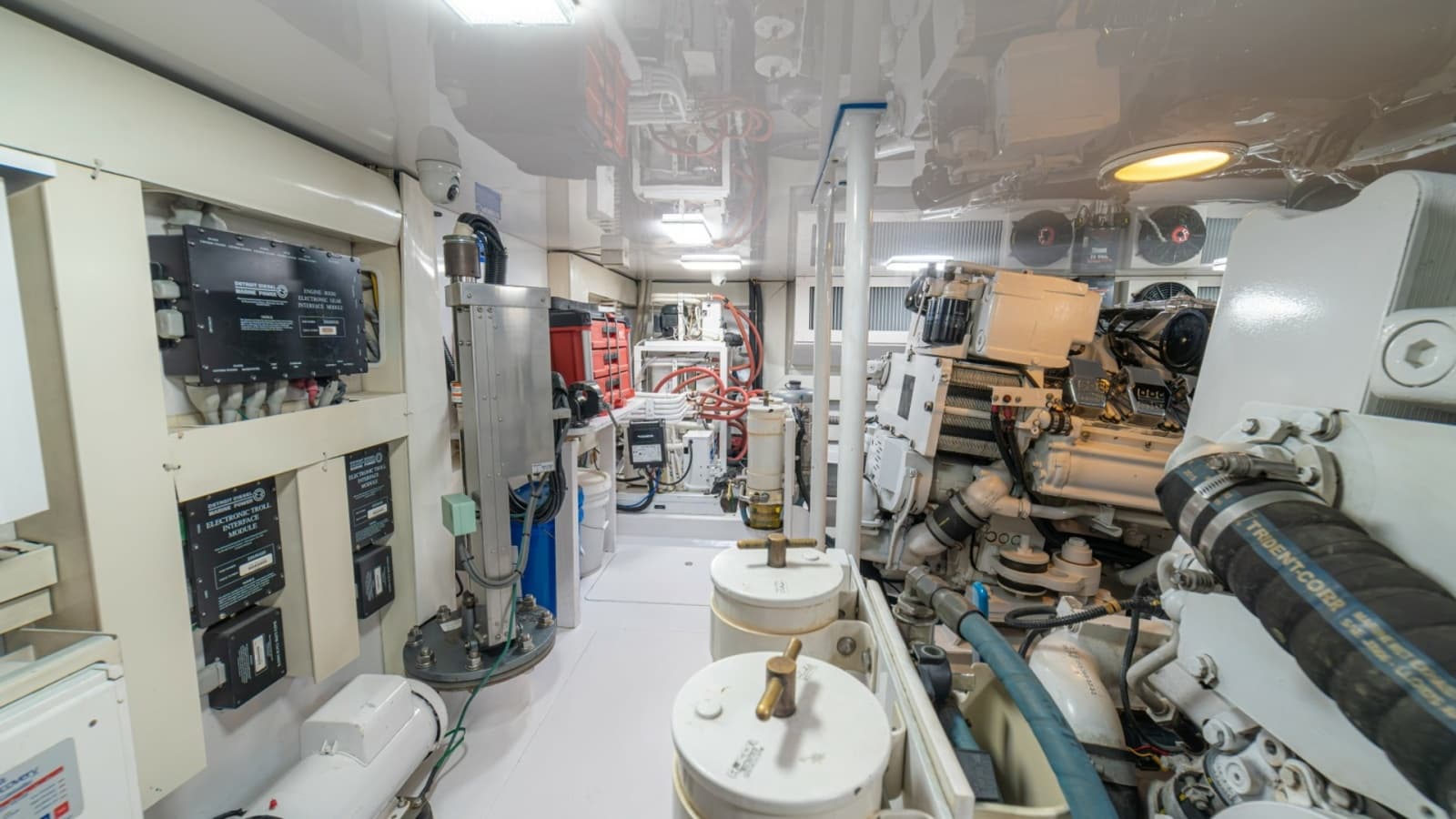 2005 Viking 61 Convertible - Photo 48