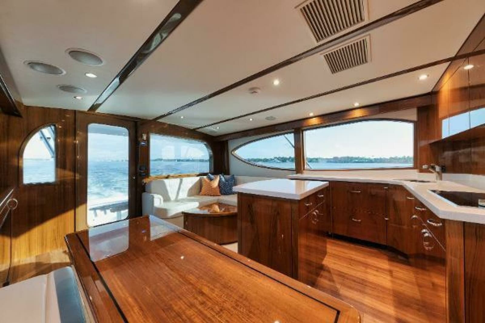 2018 Hatteras GT54 - Photo 11
