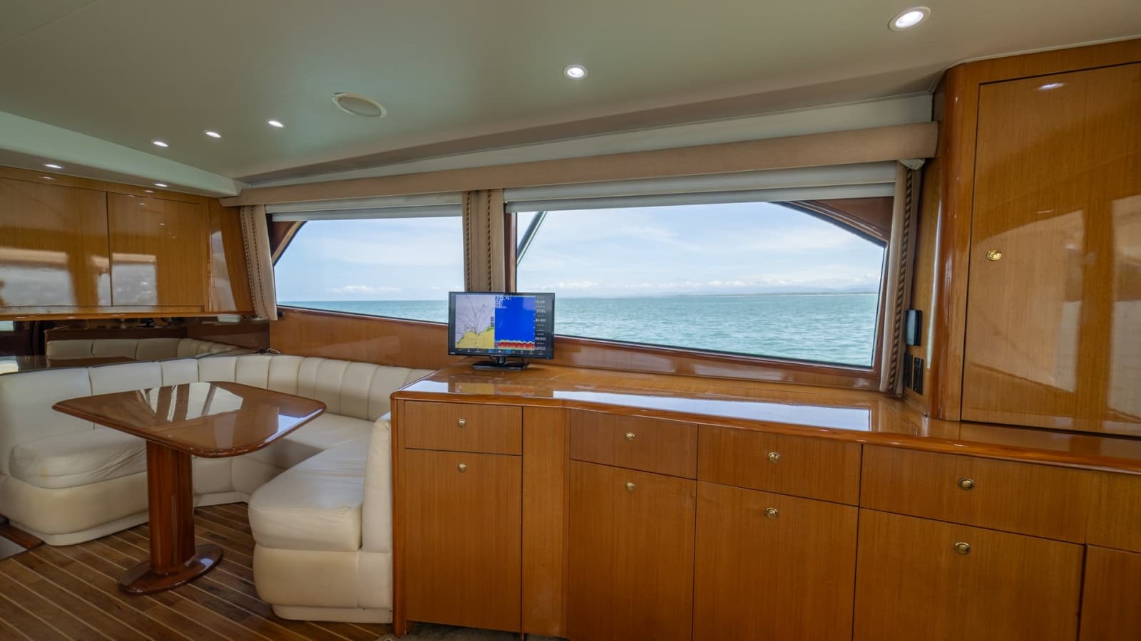 2002 Viking 61 Convertible - Photo 7