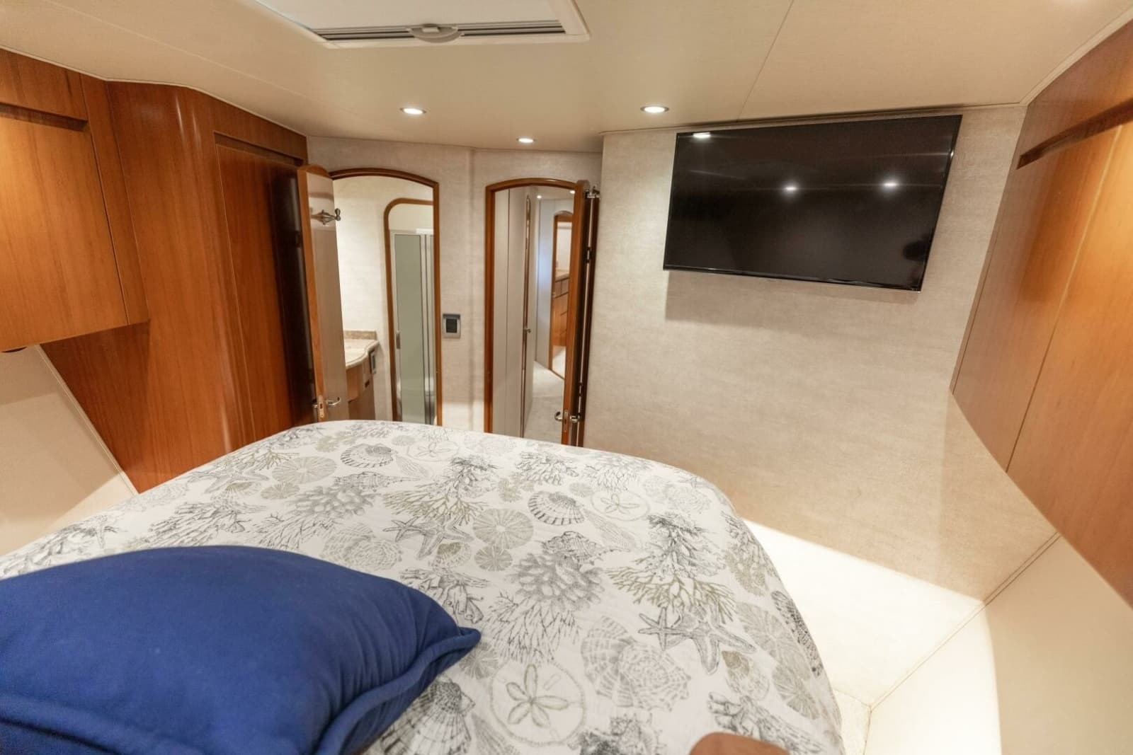 2015 Viking 70 Convertible - Photo 41