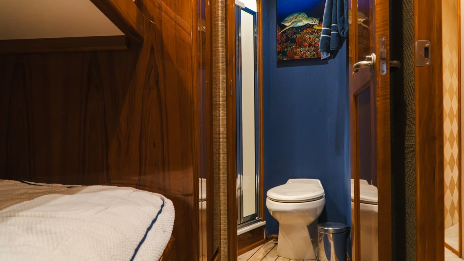 2014 Viking 66 Convertible - Photo 23