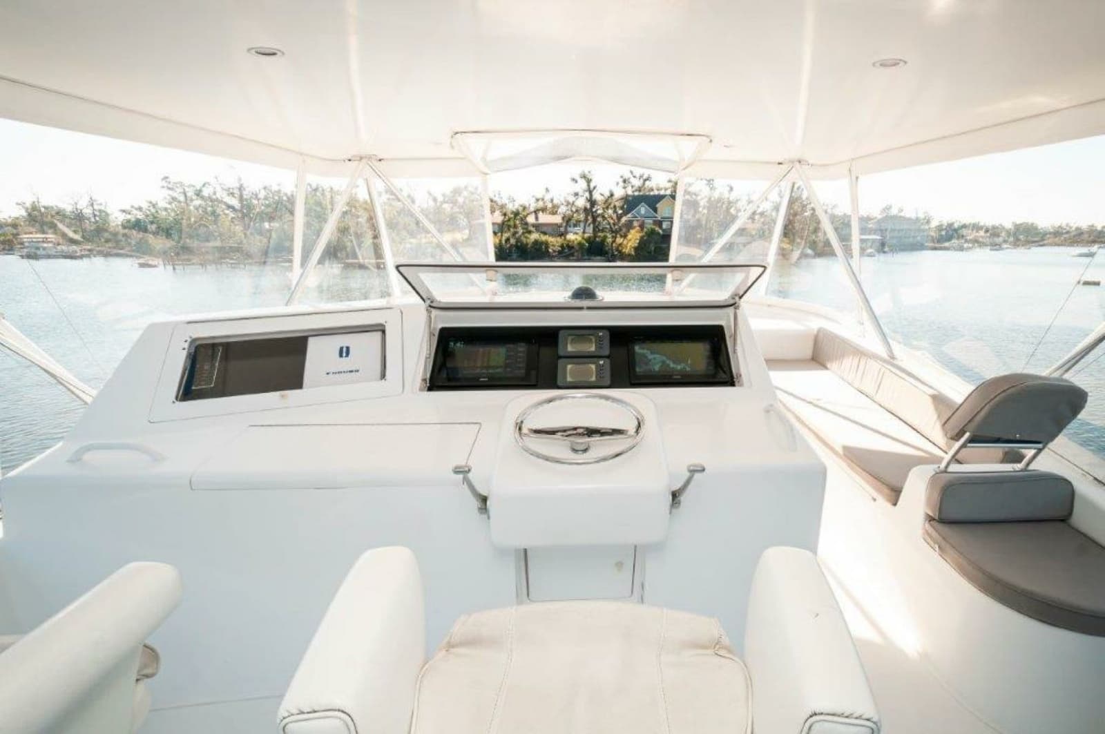 2001 Viking 61 Convertible - Photo 34