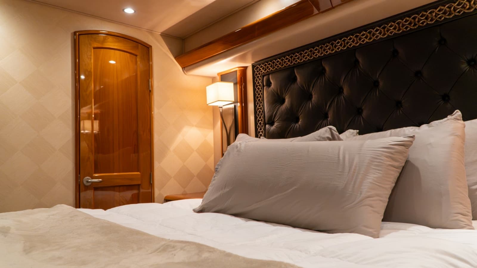 2014 Viking 66 Convertible - Photo 10