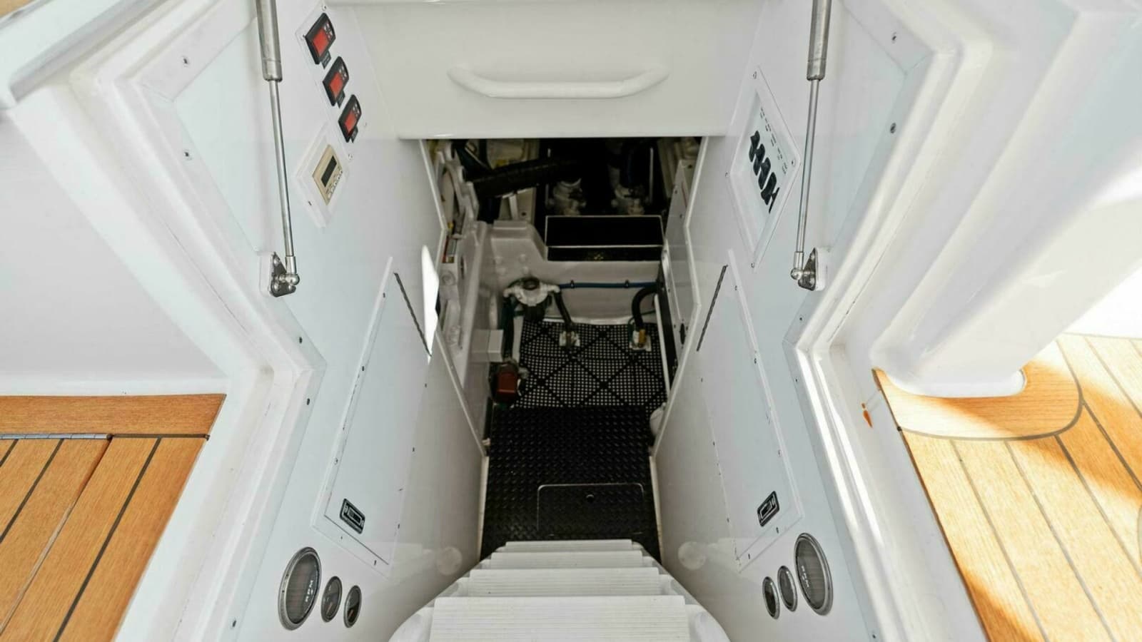 2013 Viking 55 Convertible - Photo 79