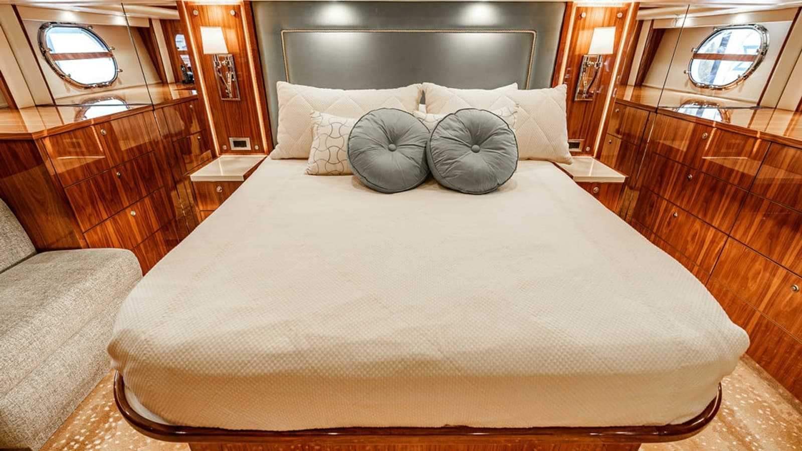 2019 Viking 80 Skybridge - Photo 23