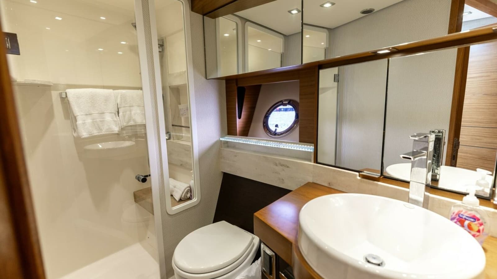 2015 Tiara Yachts 44 Coupe - Photo 27