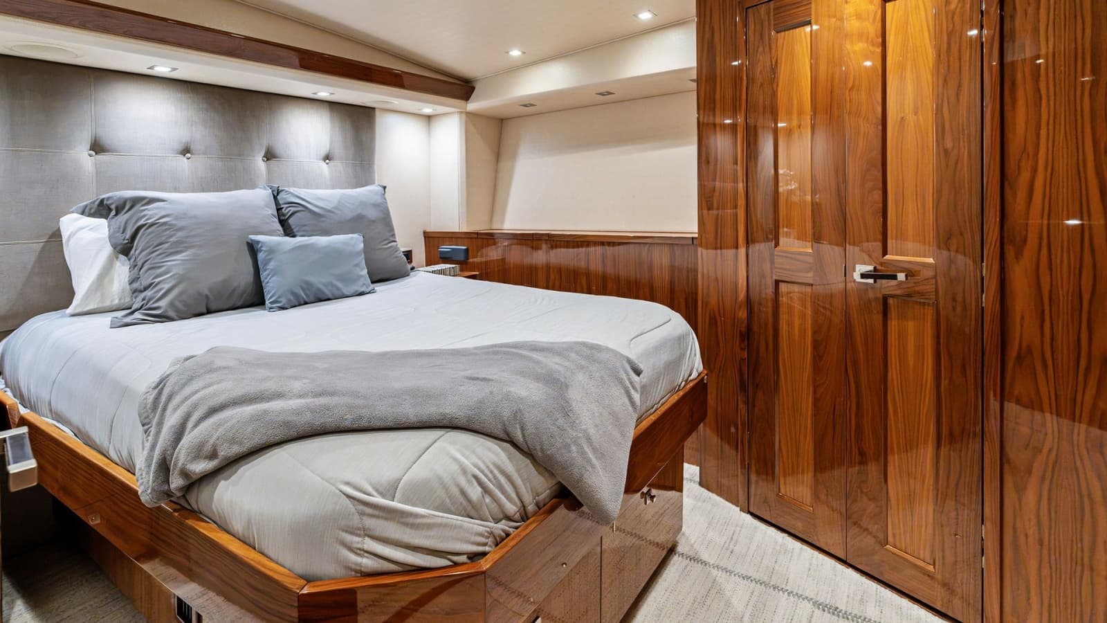 2016 Viking 80 Enclosed Bridge - Photo 58