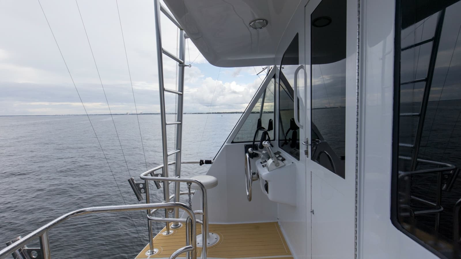1999 Hatteras 60 Enclosed Bridge Convertible - Photo 30
