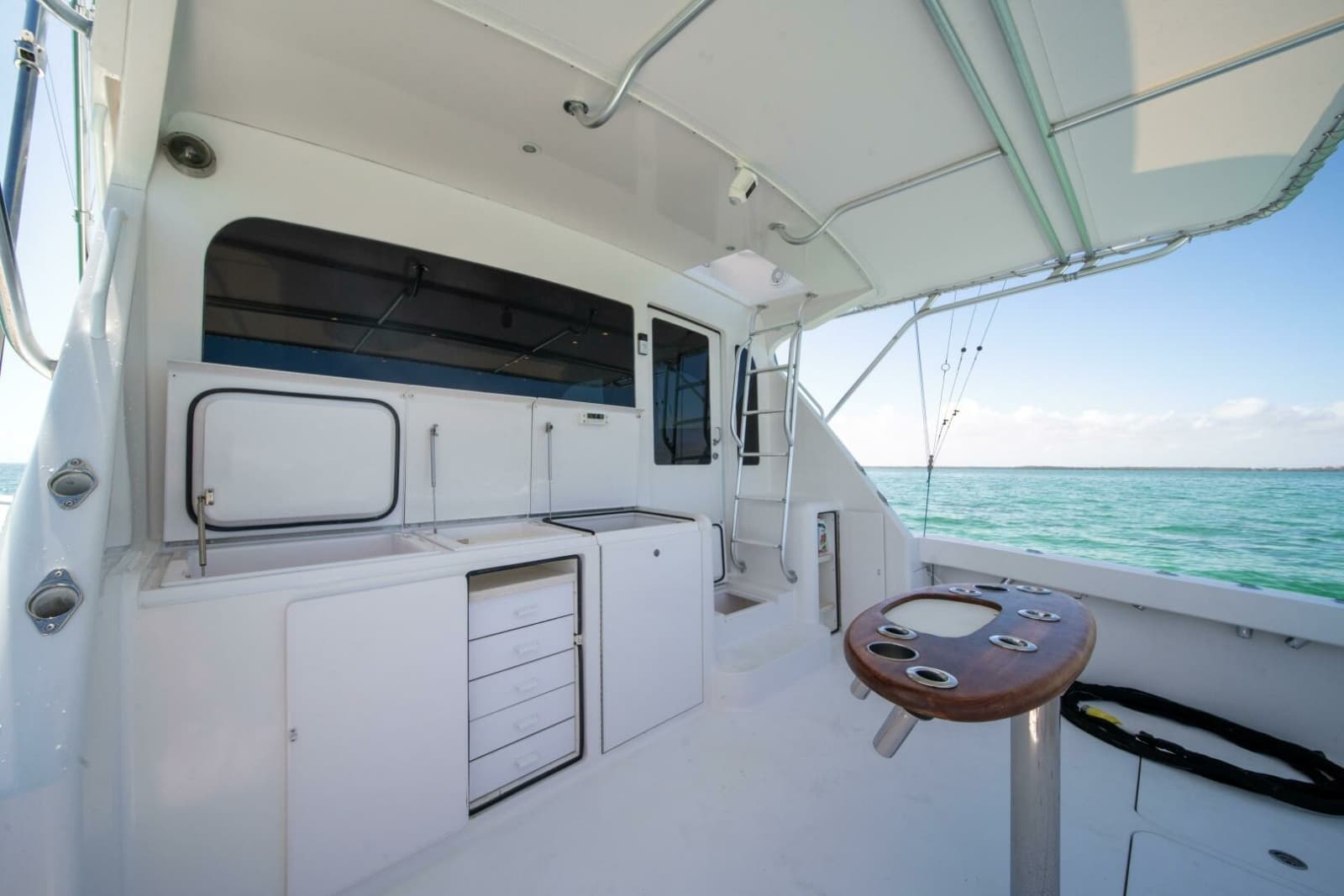 2006 Viking 52 Convertible - Photo 2