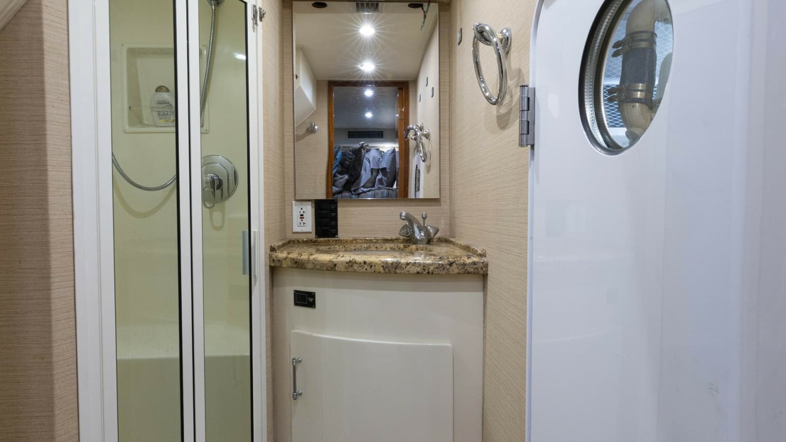 2001 Viking 65 Enclosed Bridge - Photo 17