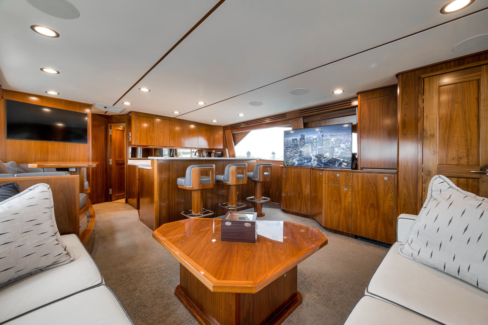 2020 Viking 68 Convertible - Photo 6