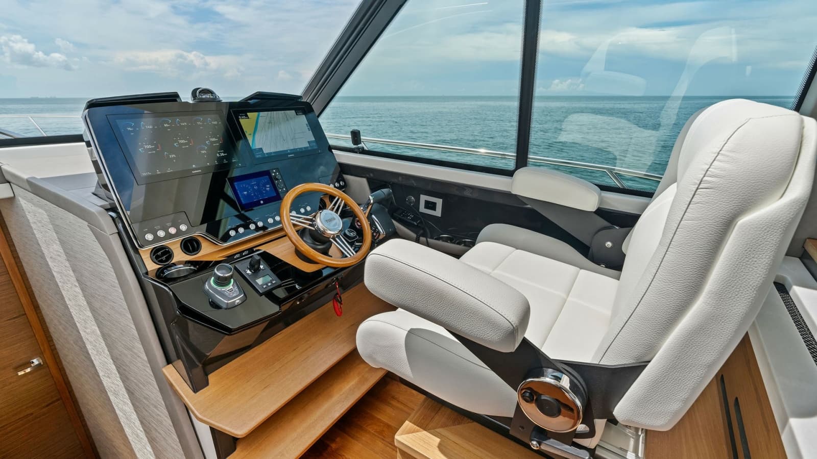 2025 Tiara Yachts 48LE - Photo 5
