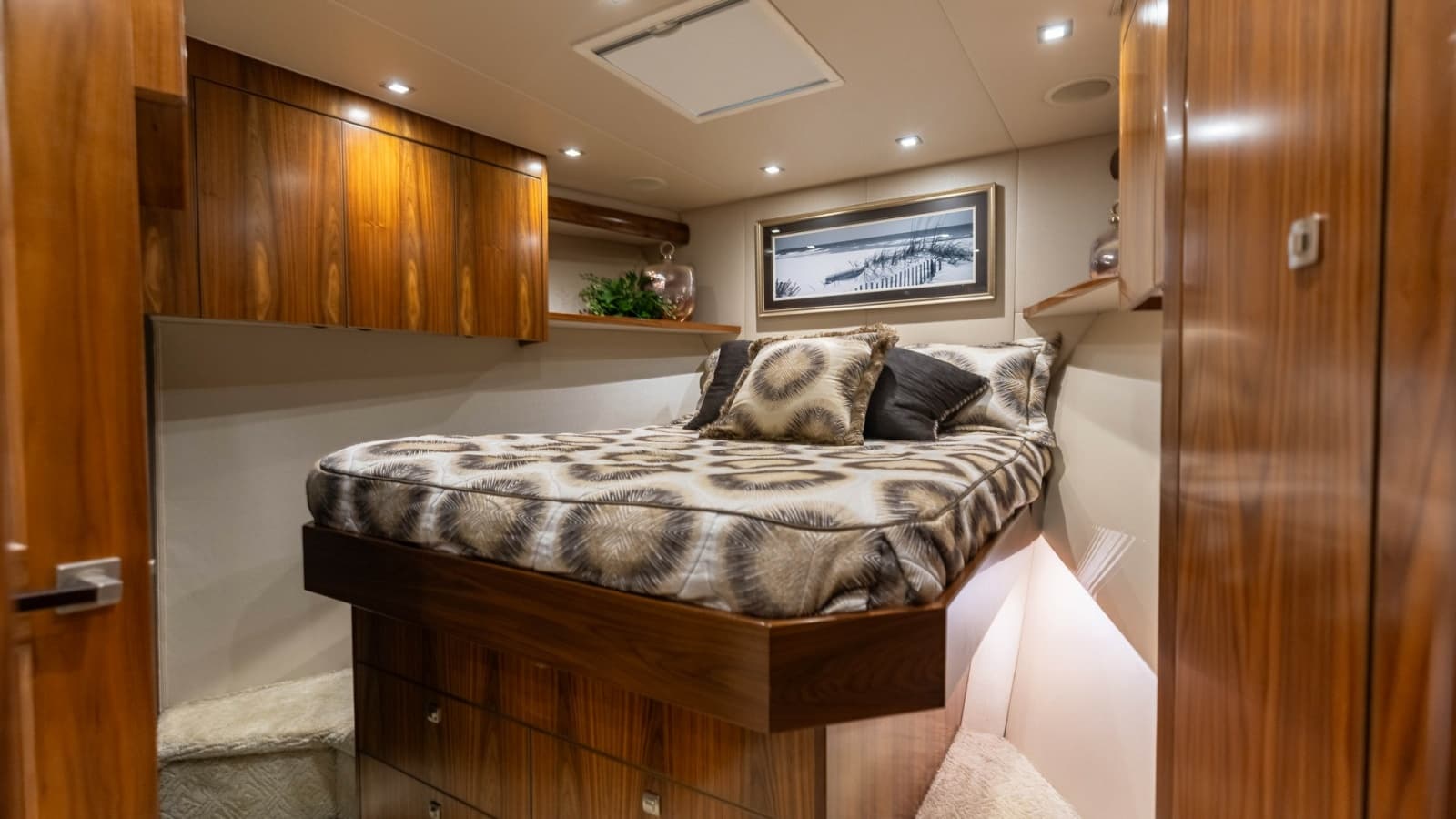 2018 Viking 72 Convertible - Photo 20