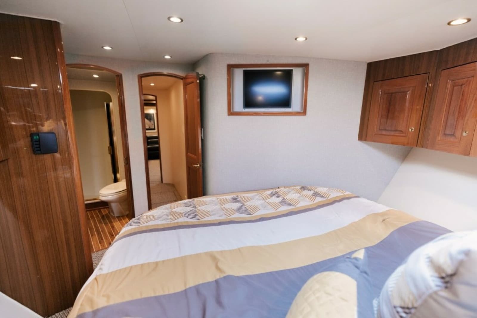 2006 Viking 74 Enclosed Bridge - Photo 9