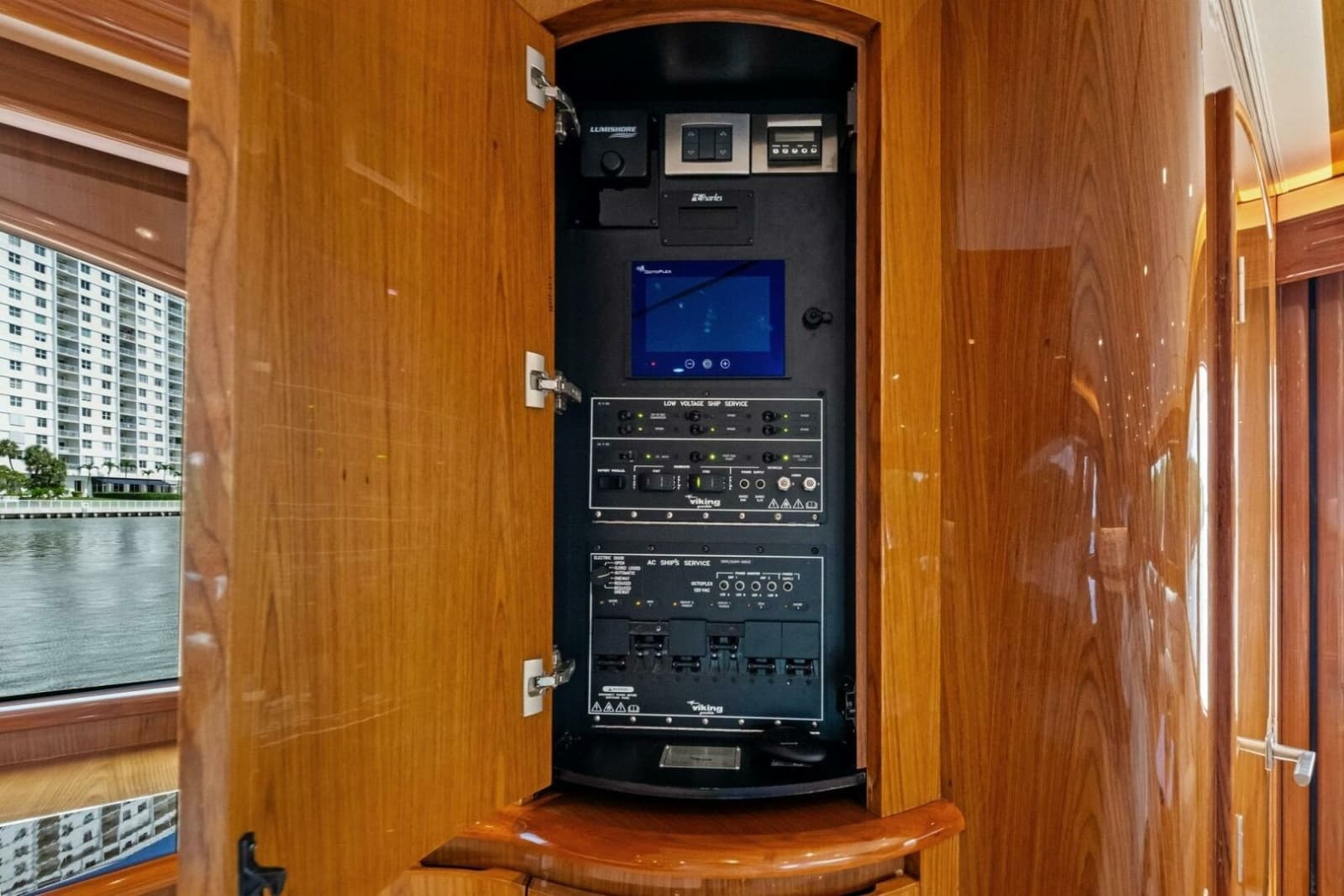 2012 Viking 82 Convertible - Photo 35