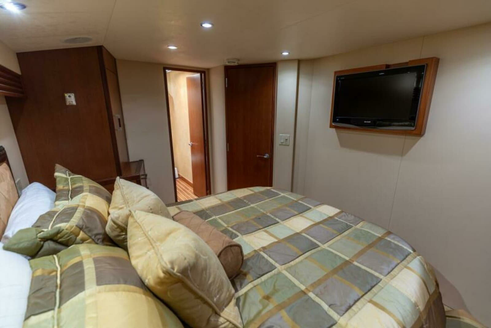 2008 Hatteras 60 Convertible - Photo 21