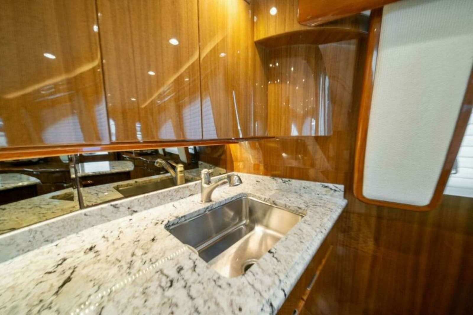 2016 Viking 55 Convertible - Photo 14